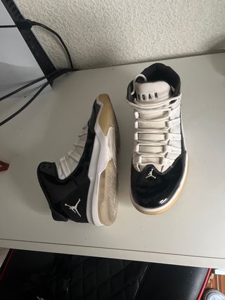 Jordan Aura Zapatillas Negras y Blancas