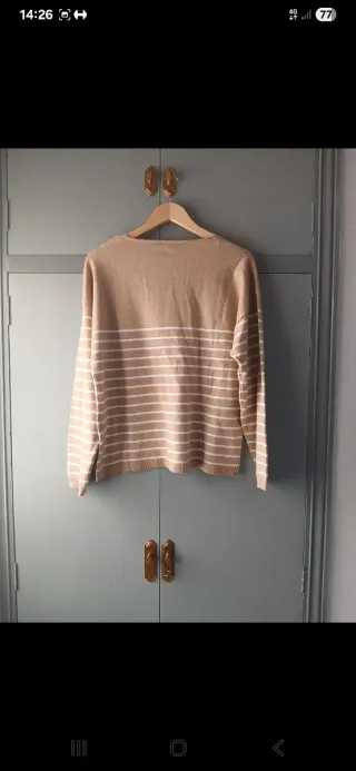 Camiseta C&A rayas V-cuello beige y blanco