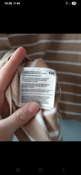 Camiseta C&A rayas V-cuello beige y blanco