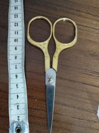Tijeras de costura doradas