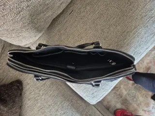 Maletín efecto piel negro. Gran capacidad portatil