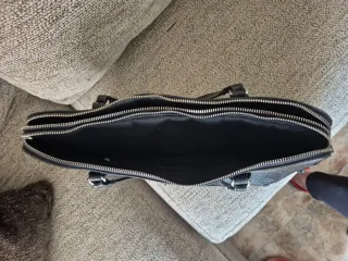 Maletín efecto piel negro. Gran capacidad portatil