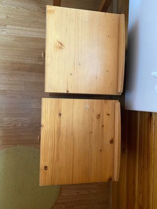 Dos mesitas de noche de madera