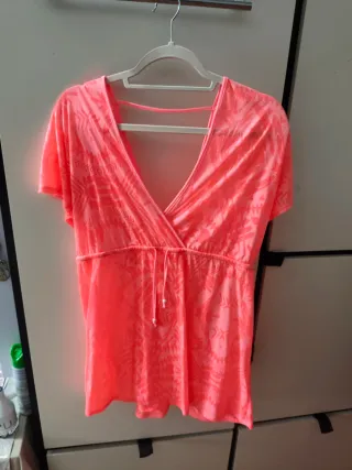 Abbigliamento da donna arancione e rosa