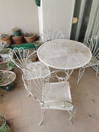 Mesa de jardín de metal blanca