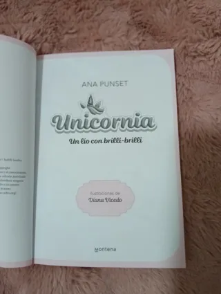 Libro de aventuras con brilli-brilli. Unicornia.