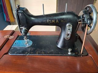 Máquina de coser Sigma antigua. Funciona