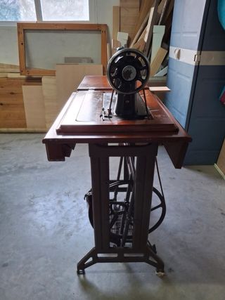 Máquina de coser Sigma antigua. Funciona