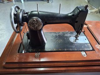 Máquina de coser Sigma antigua. Funciona