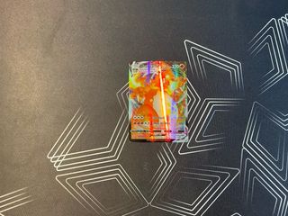 Carta Pokémon Charizard VMAX