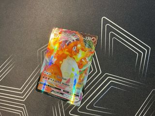 Carta Pokémon Charizard VMAX