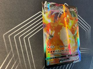 Carta Pokémon Charizard VMAX