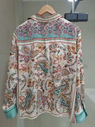 Camisa Zara satinada estampada mujer.