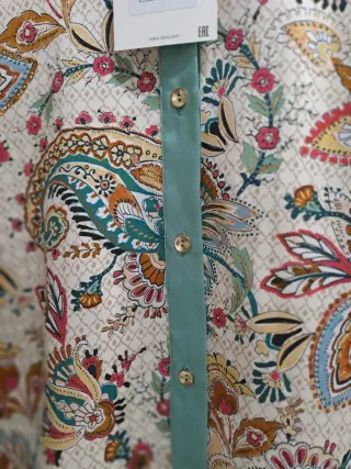 Camisa Zara satinada estampada mujer.