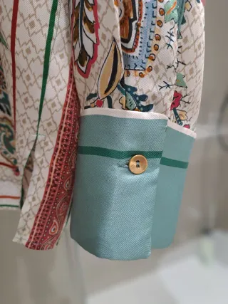 Camisa Zara satinada estampada mujer.