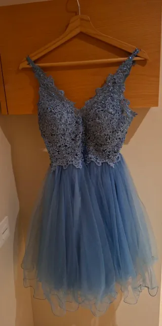 Vestido de fiesta azul de tul con brillantes