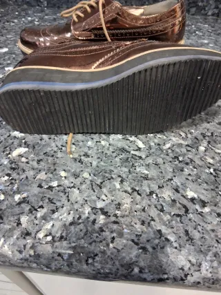 Zapatos de mujer marrones y dorados