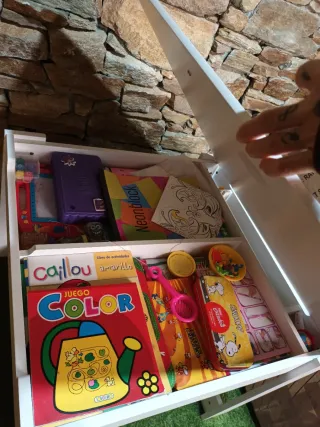 Mesita de escritorio con pizarra para niño