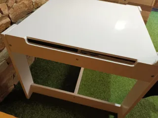 Mesita de escritorio con pizarra para niño