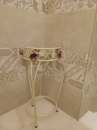 Mesa de apoio em vidro e metal com flores