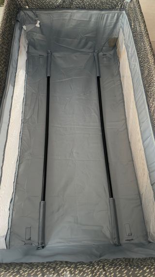 Cuna de viaje gris con móvil