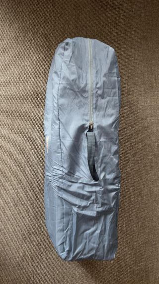 Cuna de viaje gris con móvil