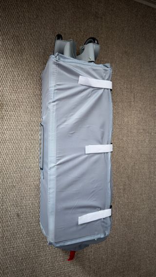 Cuna de viaje gris con móvil