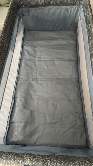 Cuna de viaje gris con móvil