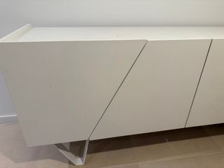 Aparador moderno blanco patas metálicas
