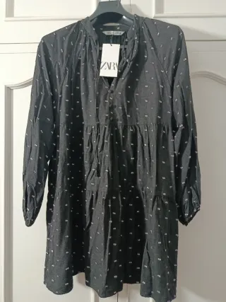 Vestido Zara negro con estampado púrpura