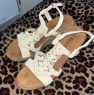 Sandalias de cuña beige y blancas