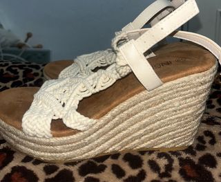 Sandalias de cuña beige y blancas