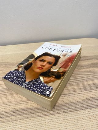 El tiempo entre costuras