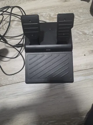 Volante y pedales Thrustmaster