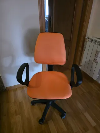 Silla de escritorio naranja y negra