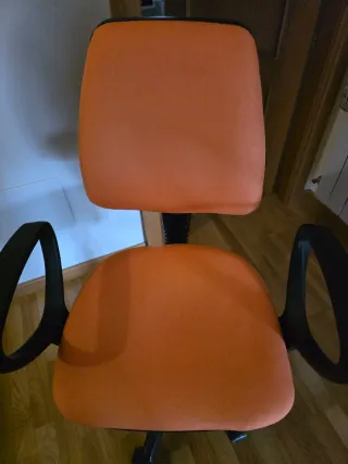 Silla de escritorio naranja y negra