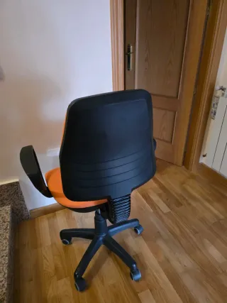 Silla de escritorio naranja y negra