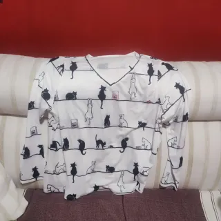 Camiseta gato manga larga cuello pico