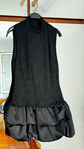 Vestido negro volantes Zara corto encaje