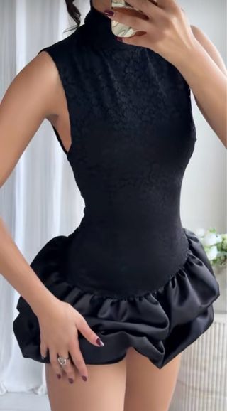 Vestido negro volantes Zara corto encaje