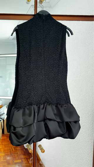 Vestido negro volantes Zara corto encaje