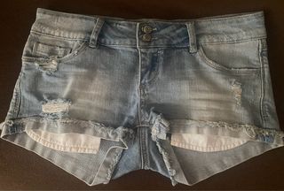 Shorts jeans vita bassa strappati
