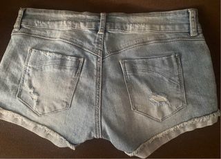 Shorts jeans vita bassa strappati