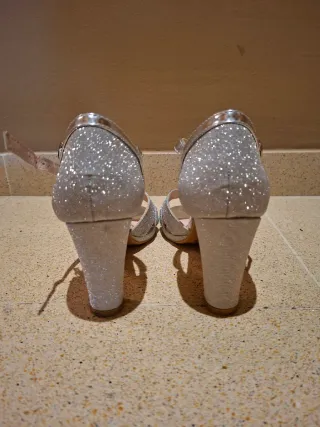 Zapatos de tacón plateados para fiesta