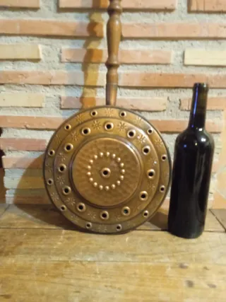 Antiguo calienta camas de cobre y mango de madera.