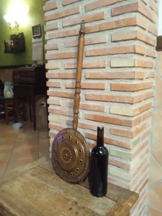 Antiguo calienta camas de cobre y mango de madera.