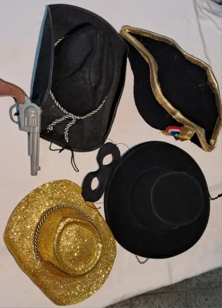 Confezione Costumi Carnevale: Cappelli e Pistola