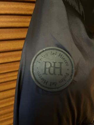 Plumas ligero Pedro del Hierro negro