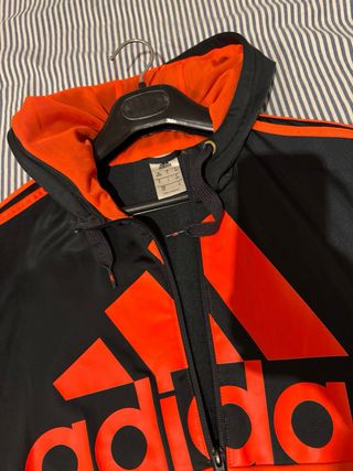Chaqueta Adidas Negra y Naranja con Capucha