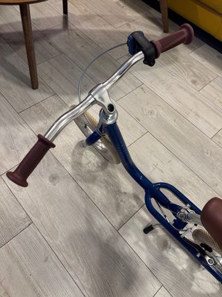 Bicicleta de equilibrio azul